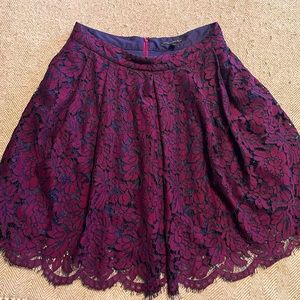 Banana Republic burgundy and black scalloped lace skirt Women’s size 2